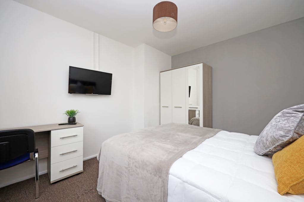 4 Bedroom HMO Malvern Avenue - photo 1